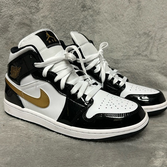 air jordan black white gold
